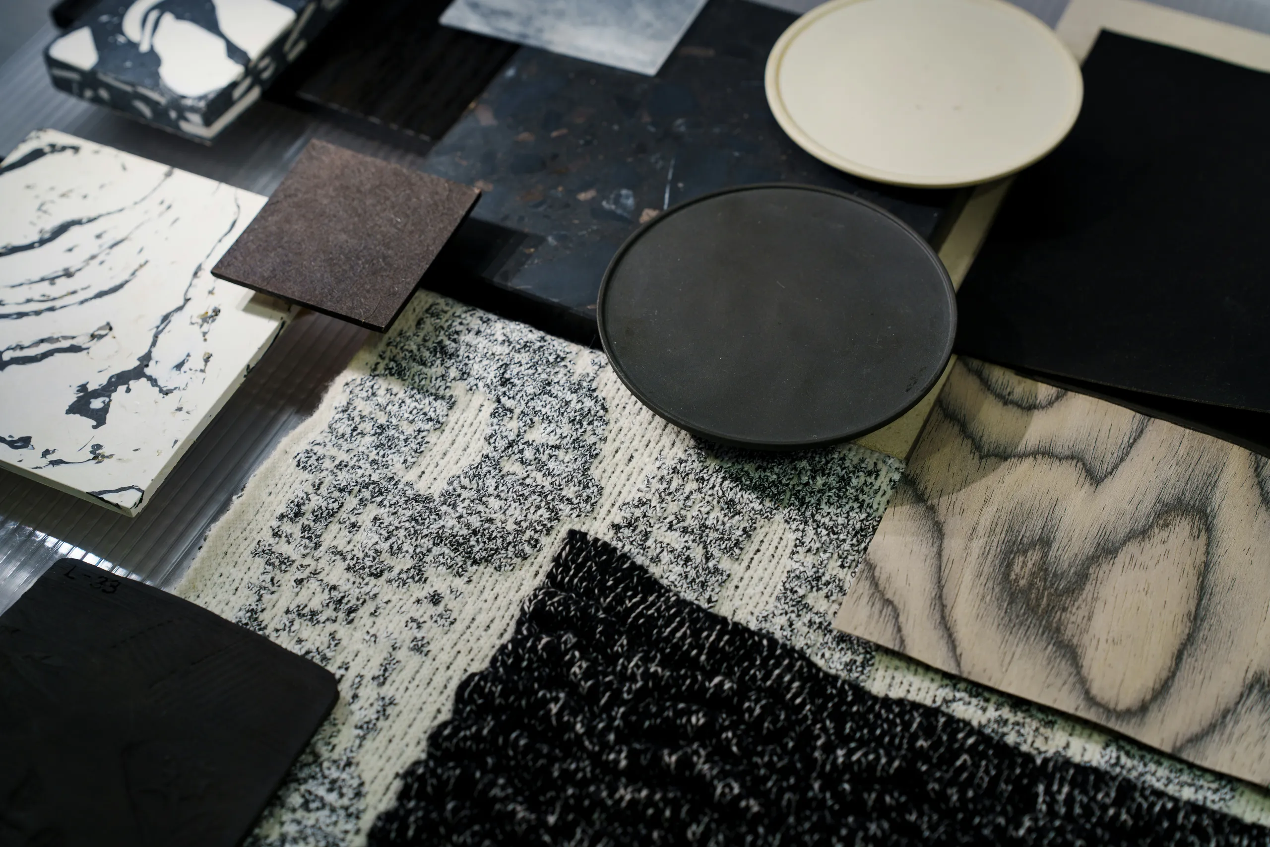 Moodboard z próbkami materiałów: kamień, tkaniny i drewno